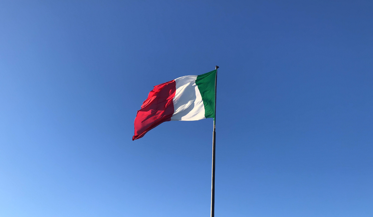 italian-flag-in-the-pole-ee220327