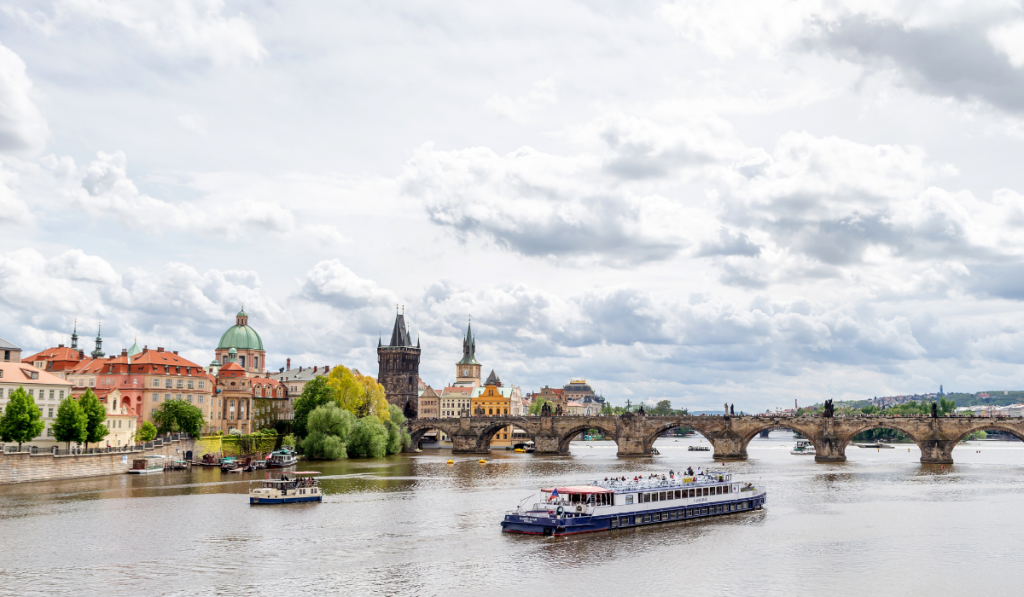 Famous view on Vltava river and Prague cityscape ee220401 