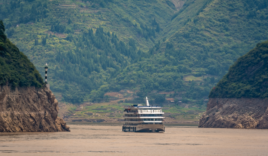 Luxury passenger cruise ship on Yangtze river  ee220401